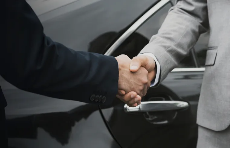 Cierre de contrato de renta con apretón de manos